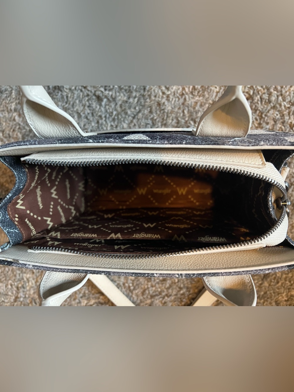 Wrangler Concealed Purse in an Aztec/Geometric Print Crossbody - Picture 5 of 9